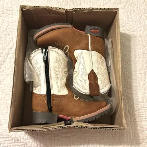 👶🏻 Little cowboy boots