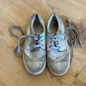 ✨ Naturino size 2 silver sneakers girls