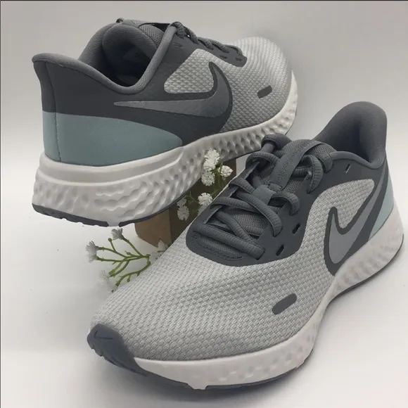 • WMNS NIKE REVOLUTION 5 (W) wolf grey/MTLC cool