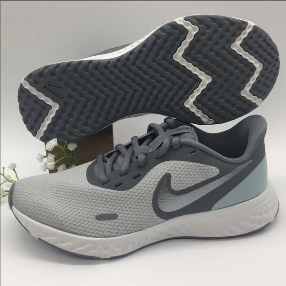 • WMNS NIKE REVOLUTION 5 (W) wolf grey/MTLC cool