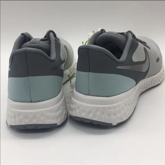 • WMNS NIKE REVOLUTION 5 (W) wolf grey/MTLC cool