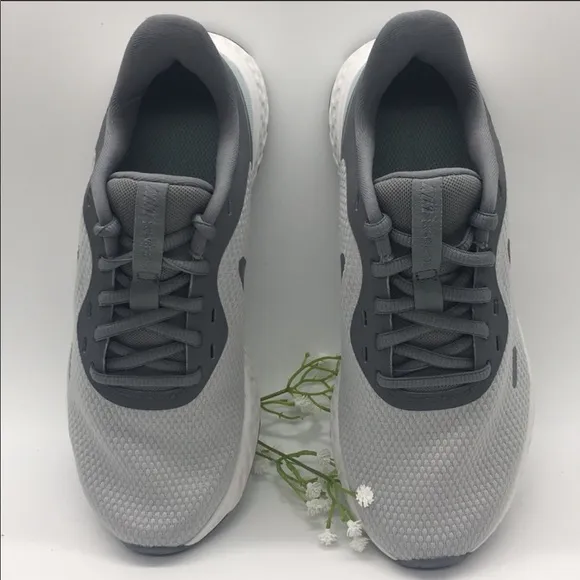 • WMNS NIKE REVOLUTION 5 (W) wolf grey/MTLC cool