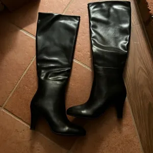 3” High Heel Boots Round Toe Knee High Sude Zipper Matte Leather. Black Size: 8