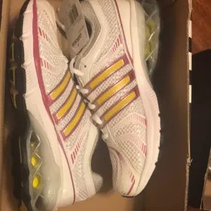 677 Adidas g19639 boost 2 j running white yellow pink silver girls youth size 4