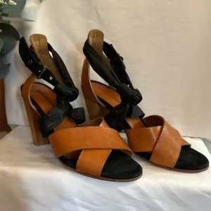 A DETACHER | tan/black | strappy | leather | ankle buckle | wood | 8.5 | sandals
