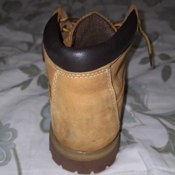A pair of Timberland Waterproof ladies 9.5W tan leather boots. Pre-loved