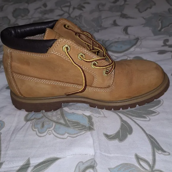 A pair of Timberland Waterproof ladies 9.5W tan leather boots. Pre-loved