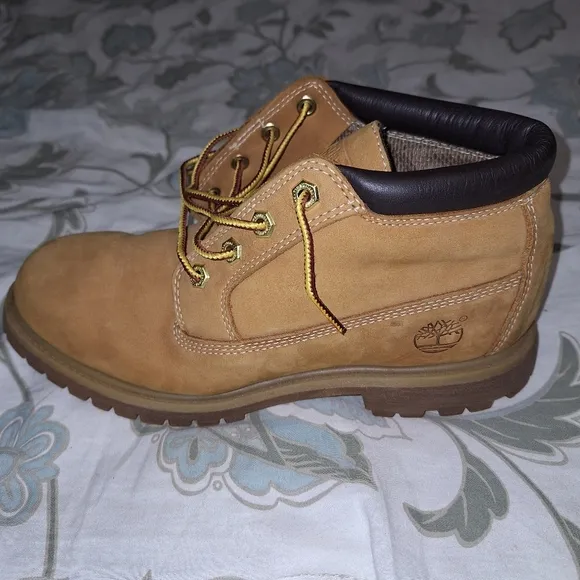 A pair of Timberland Waterproof ladies 9.5W tan leather boots. Pre-loved