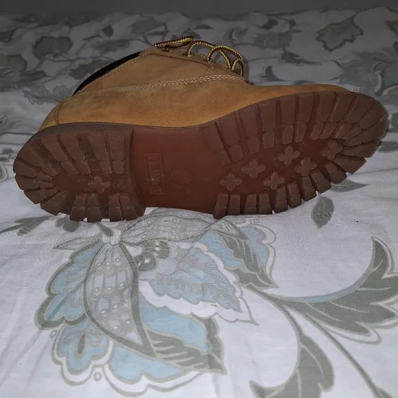 A pair of Timberland Waterproof ladies 9.5W tan leather boots. Pre-loved