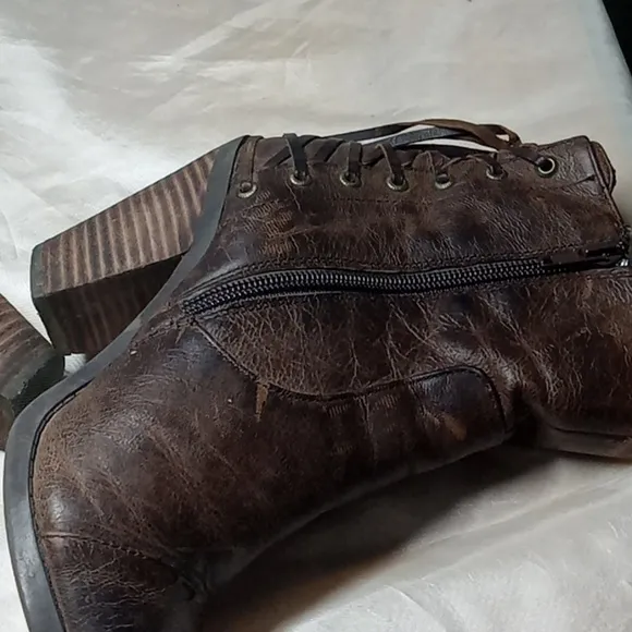 Adam Tucker me too women's brown distressed ankle boots size 6