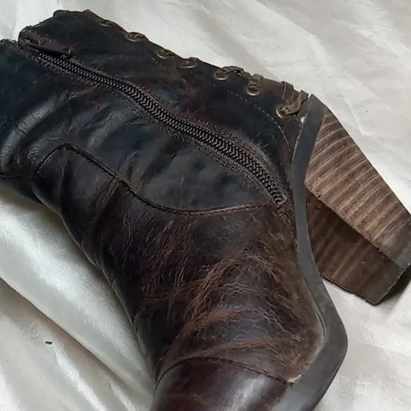 Adam Tucker me too women's brown distressed ankle boots size 6