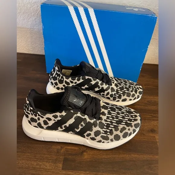 Adidas Swift Run 1.0 shoes size 6 women’s animal print running shoes 🖤🖤