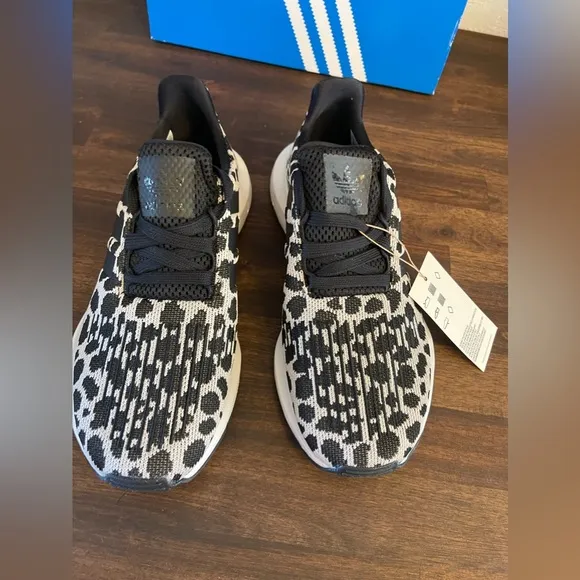 Adidas Swift Run 1.0 shoes size 6 women’s animal print running shoes 🖤🖤