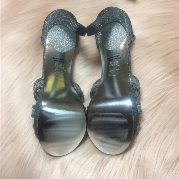 ADRIANNA PAPELL MORGAN ANKLE STRAP SILVER OPEN TOE HEELED SANDALS SIZE 1…
