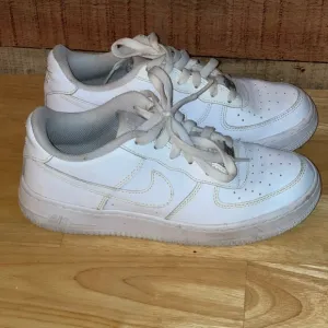 air force 1 white sneakers