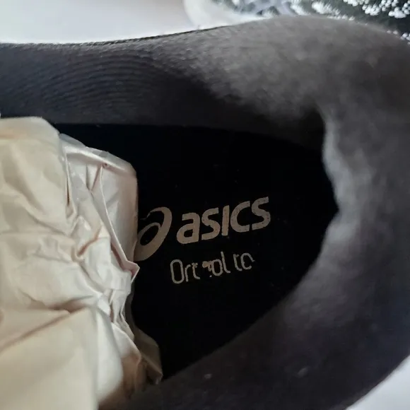 Asics Gel-Stratus Black and White Sneakers Men' Size 11