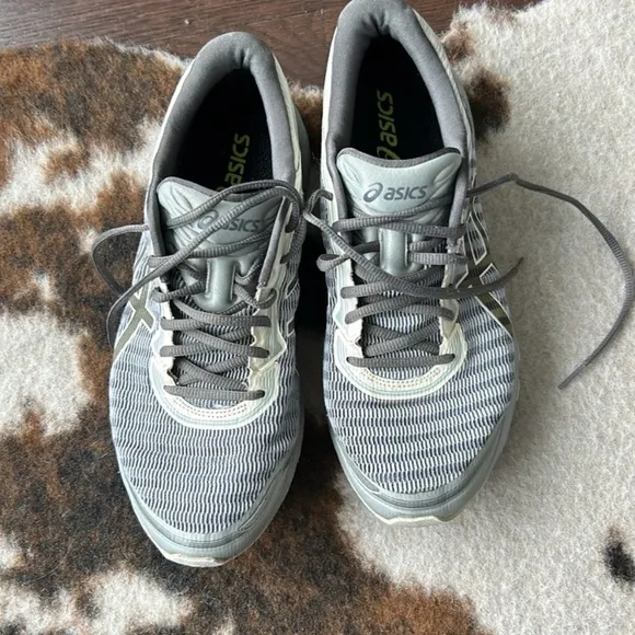 ASICS sneakers 👟 flyte foam US 10 size , they’re super comfortable Paid 280$  S