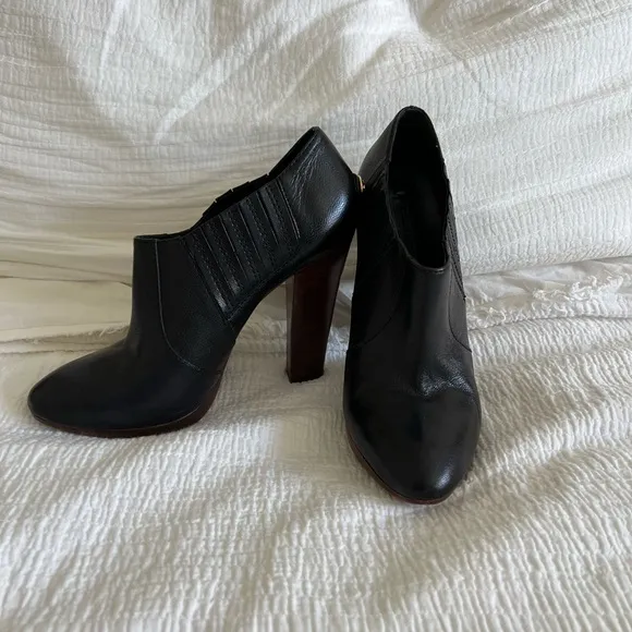 ♟️BCBGMAXAZRIA♟️Elegant Black Women's Ankle Bootie. Size 8