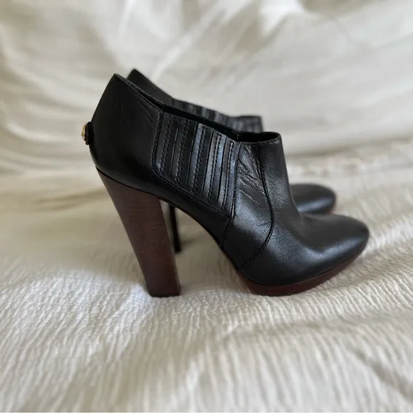 ♟️BCBGMAXAZRIA♟️Elegant Black Women's Ankle Bootie. Size 8