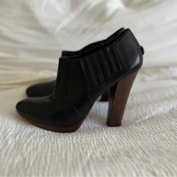 ♟️BCBGMAXAZRIA♟️Elegant Black Women's Ankle Bootie. Size 8