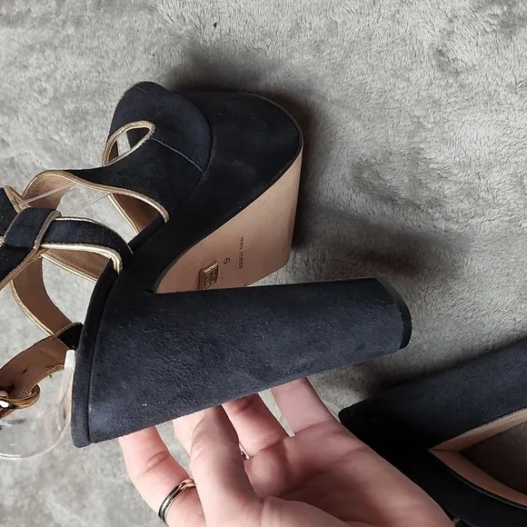 Black &amp; Metallic Gold Velvet Suede Retro Platform Strappy Block Heels Size 6
