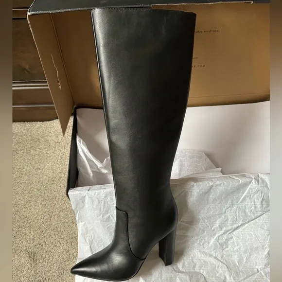 BLACK BOOTS *NEVER WORN*