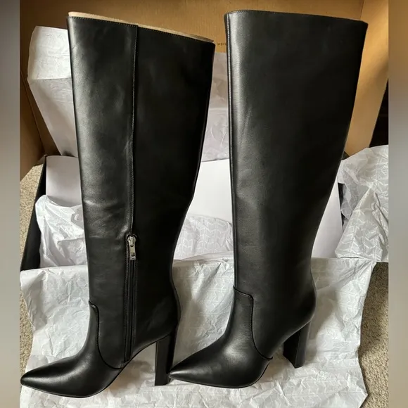 BLACK BOOTS *NEVER WORN*