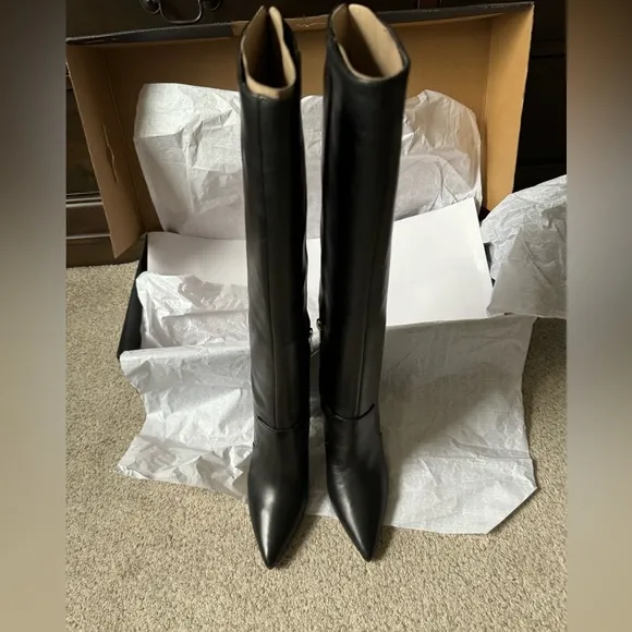 BLACK BOOTS *NEVER WORN*