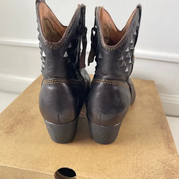 Born Jin Western Style Ankle Boots Size 7 Black Textured Leather Boho Cowboy Zip