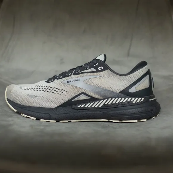 Brooks Adrenaline GTS 23 Mens Size 9.5 2E Gray Athletic Running Shoes Sneakers
