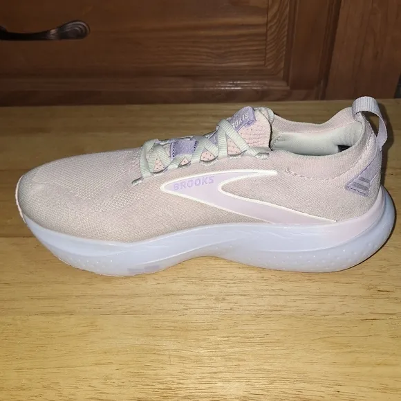 Brooks Glycerin 21 Soft Pink Athletic Sneakers In A Womens Size 9. EUC