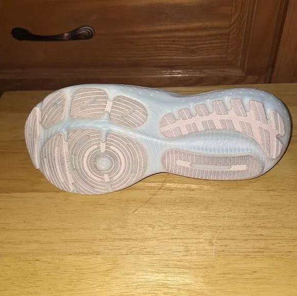 Brooks Glycerin 21 Soft Pink Athletic Sneakers In A Womens Size 9. EUC