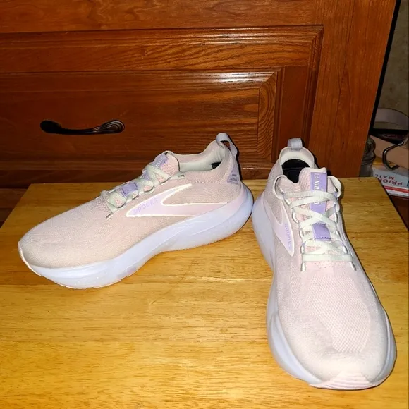 Brooks Glycerin 21 Soft Pink Athletic Sneakers In A Womens Size 9. EUC