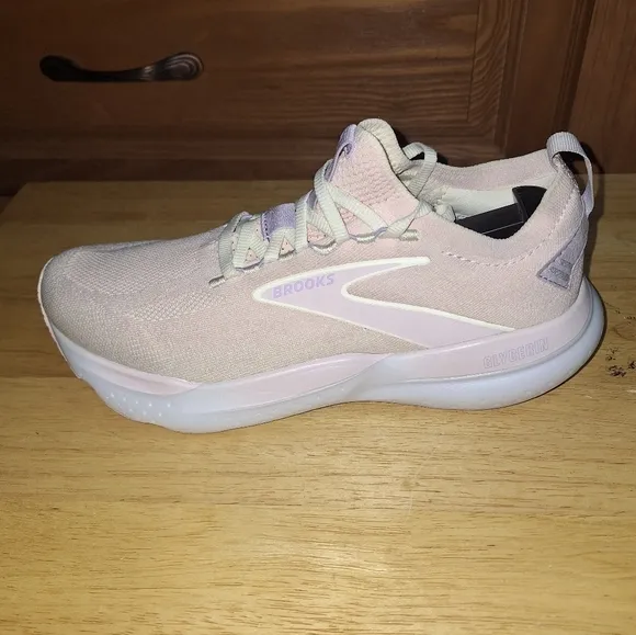 Brooks Glycerin 21 Soft Pink Athletic Sneakers In A Womens Size 9. EUC