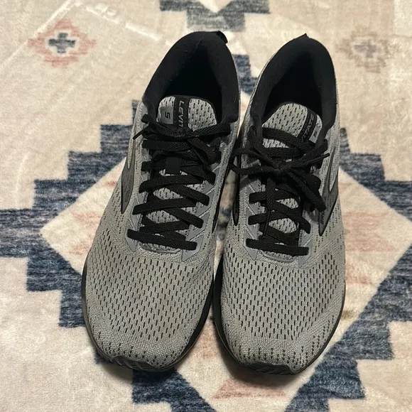 Brooks Levitate 5 Gray Running Shoes Men’s sz 10