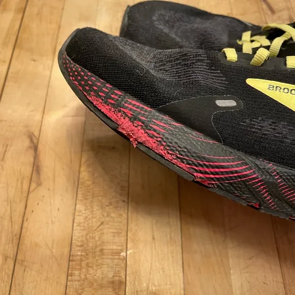 Brooks Men's Black and Yellow Running Shoes
