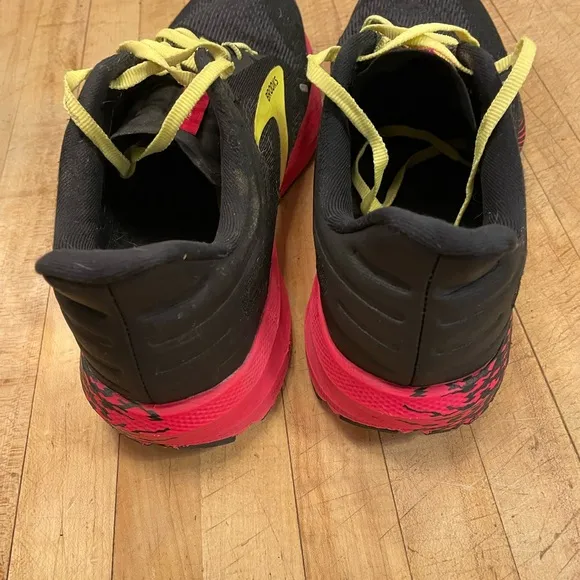 Brooks Men's Black and Yellow Running Shoes
