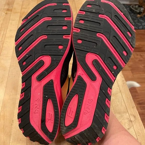 Brooks Men's Black and Yellow Running Shoes