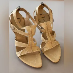 Christian Dior tan leather heels. SZ 39.5 Euro.