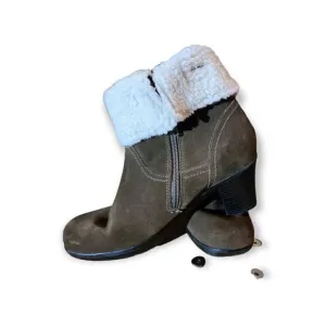 Clark's dark green sage  Suede  Winter cotton fold down size 8 ankle