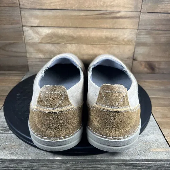 Clarks Men's Size 8.5 M Gosler Race Beige Sand Suede Slip on Loafer Shoes
