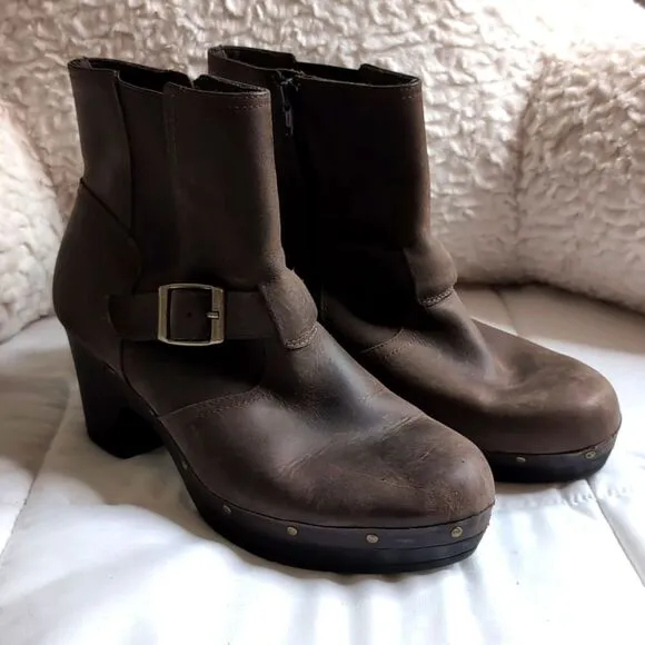 Clarks size 9 Women's Brown Leather Chelsea Dress Boots