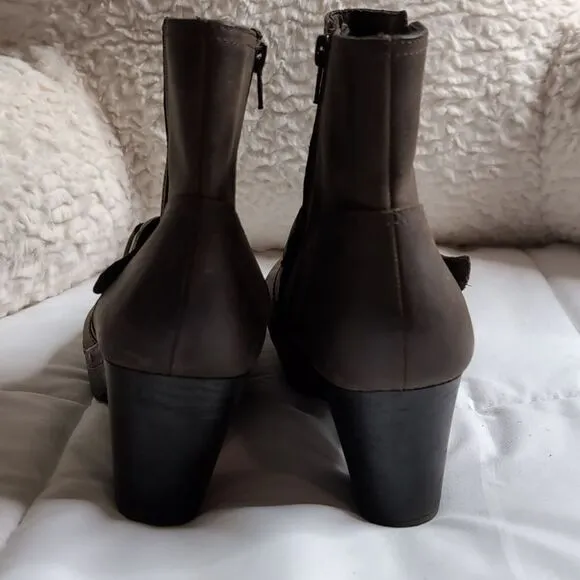 Clarks size 9 Women's Brown Leather Chelsea Dress Boots
