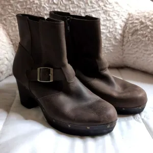 Clarks size 9 Women's Brown Leather Chelsea Dress Boots