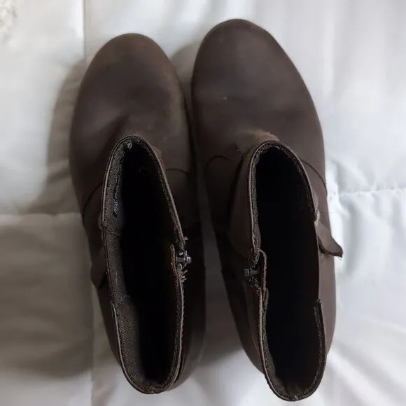 Clarks size 9 Women's Brown Leather Chelsea Dress Boots