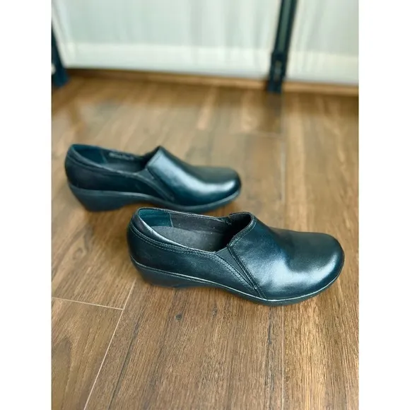 Clarks Women's Black Slip Resistant Leather Slip On Shoes