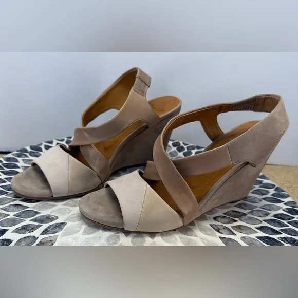 Coclico Women's Jane Wedge Sandal - Cream and Tan 7.5