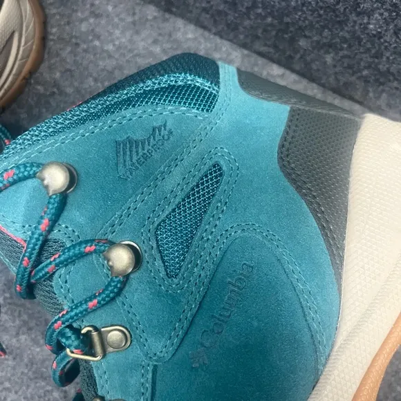 Columbia Women’s Newton Ridge Plus Waterproof Hiking Boots Teal / Coral Size 8.5