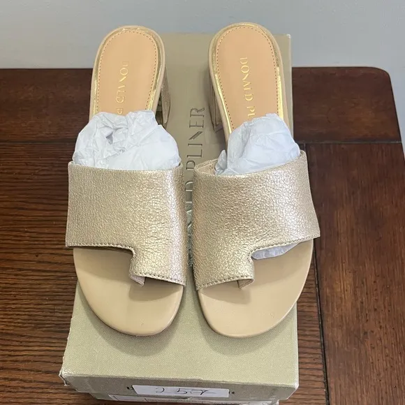 Donald J. Pliner Womens Melros Leather vintage metallic gold sandals heels NEW 6