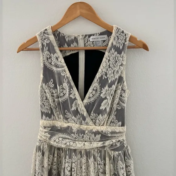 Elegant grandma core lace midi dress in cream and black!